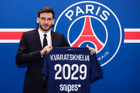 إنريكي يتغنى بصفقة كفاراتسخيليا: قادر على تحسين هجوم باريس 